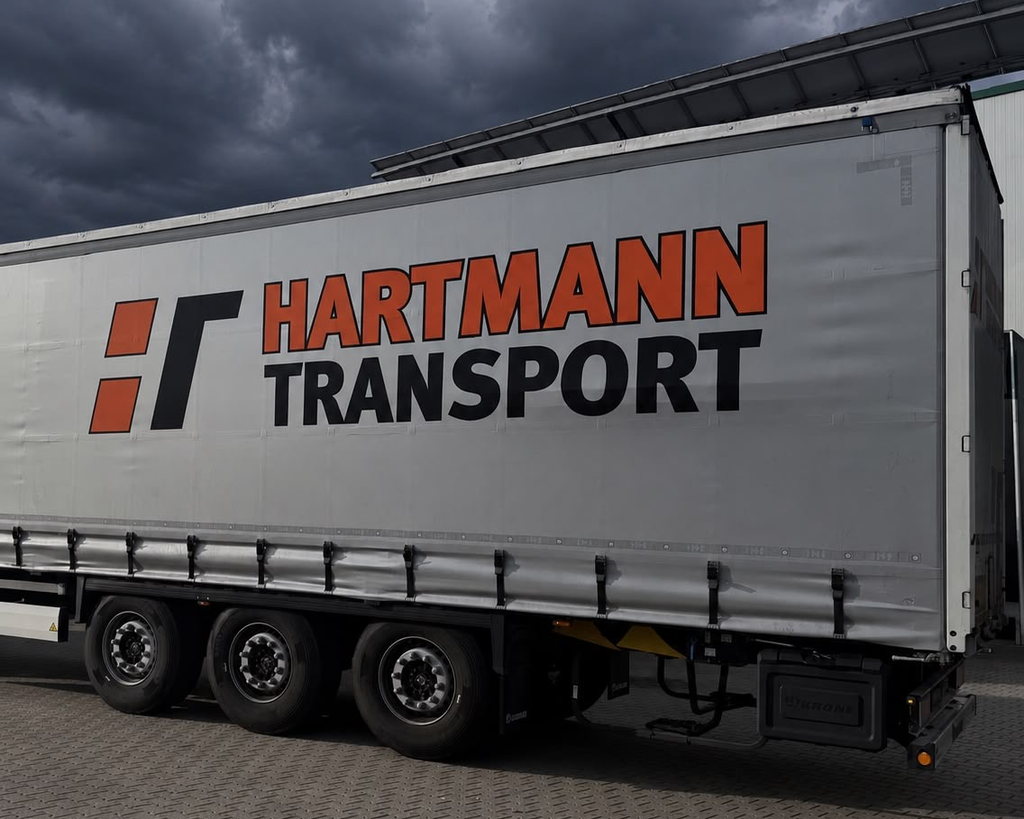 Krone-Sattelauflieger von Hartmann Transport auf dem Betriebshof in Fulda